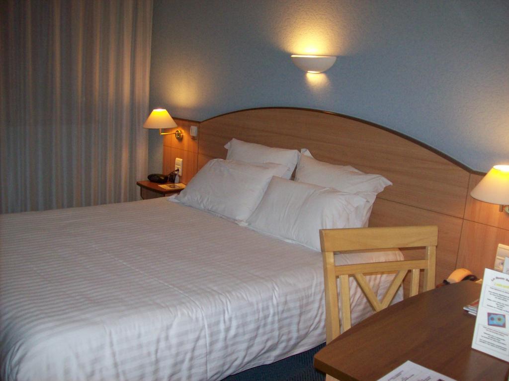 Logis Hotel Maison Carrée Restaurant O Carré dArt Méréville Habitación foto
